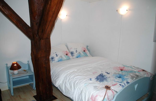 Romantic Cottage With Shared Swimming Pool - Photo 15
