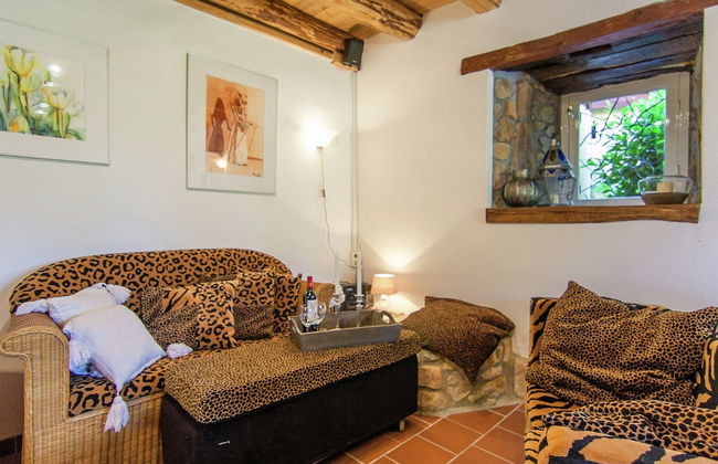 Romantic Cottage With Shared Swimming Pool - Photo 28