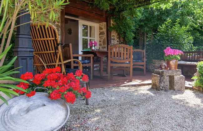 Romantic Cottage With Shared Swimming Pool - Photo 37
