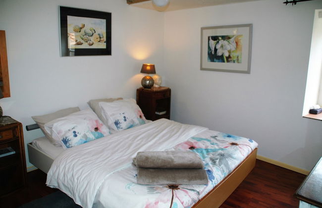 Romantic Cottage With Shared Swimming Pool - Photo 13