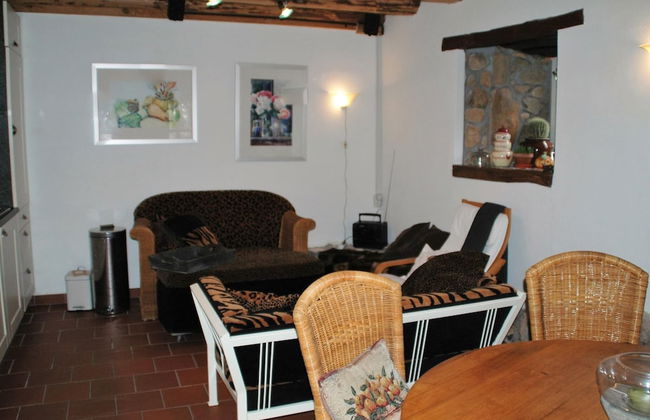 Romantic Cottage With Shared Swimming Pool - Photo 24
