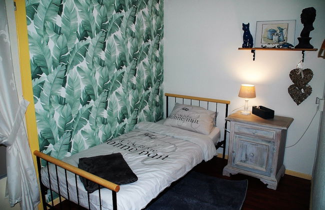 Romantic Cottage With Shared Swimming Pool - Photo 16