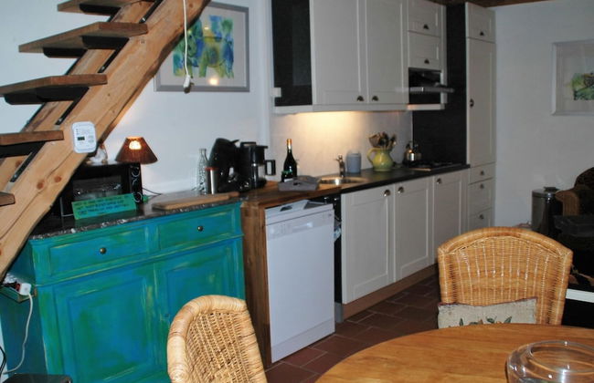 Romantic Cottage With Shared Swimming Pool - Photo 19