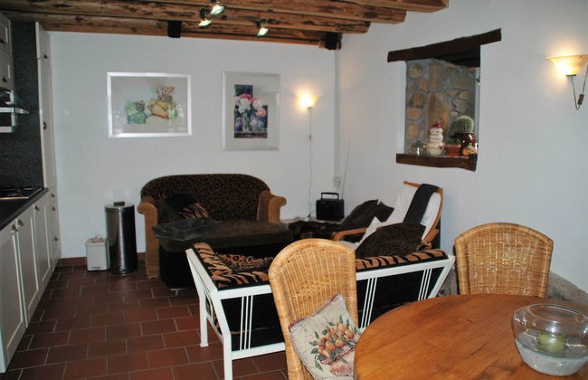 Romantic Cottage With Shared Swimming Pool - Photo 29