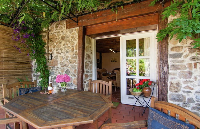 Romantic Cottage With Shared Swimming Pool - Photo 41