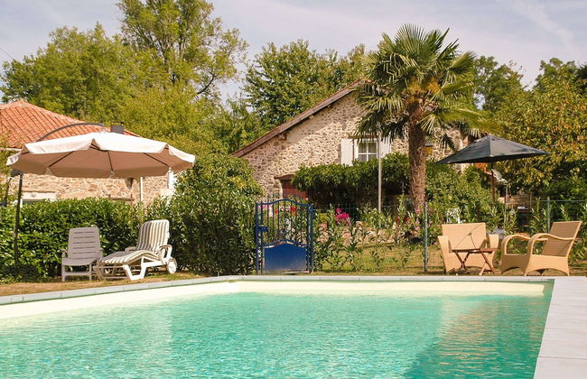 Romantic Cottage With Shared Swimming Pool - Photo 53