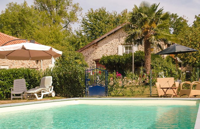 Romantic Cottage With Shared Swimming Pool - Photo 52