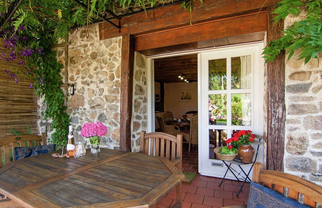 Romantic Cottage With Shared Swimming Pool - Photo 36