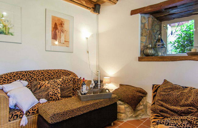 Romantic Cottage With Shared Swimming Pool - Photo 25