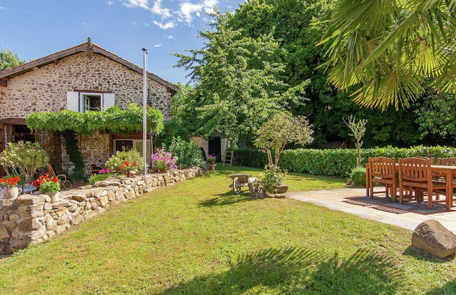 Romantic Cottage With Shared Swimming Pool - Photo 1