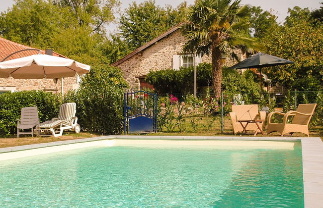 Romantic Cottage With Shared Swimming Pool - Photo 51