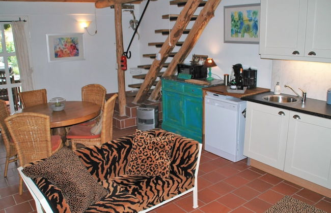 Romantic Cottage With Shared Swimming Pool - Photo 27