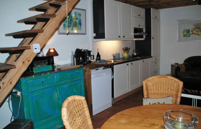 Romantic Cottage With Shared Swimming Pool - Photo 22