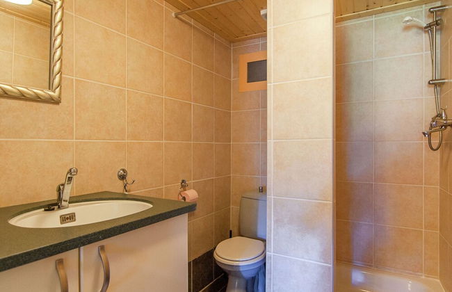 Romantic Cottage With Shared Swimming Pool - Photo 49