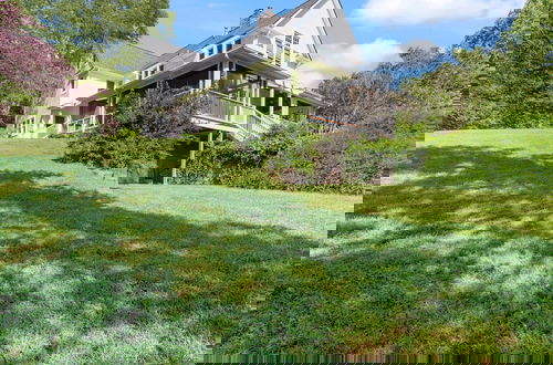 Foto 1 - Beautiful Home on a Quiet Lot, Sleeps 14, Treehouse & Game Room!