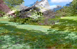 Foto 1 - Beautiful Home on a Quiet Lot, Sleeps 14, Treehouse & Game Room!