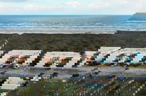 Foto 26 - Beachfront Complex w/ 2 Pools, Tennis Gulf Views Rise N Beach by Avantstay