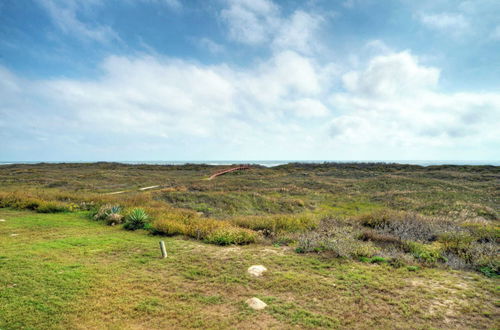 Foto 43 - Beachfront Complex w/ 2 Pools, Tennis Gulf Views Rise N Beach by Avantstay