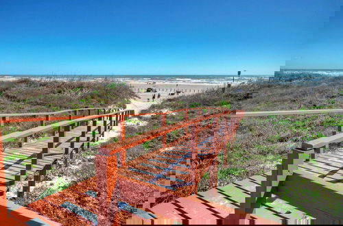 Foto 3 - Beachfront Complex w/ 2 Pools, Tennis Gulf Views Rise N Beach by Avantstay