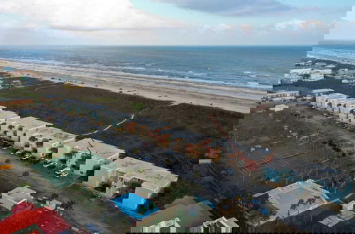 Foto 21 - Beachfront Complex w/ 2 Pools, Tennis Gulf Views Rise N Beach by Avantstay