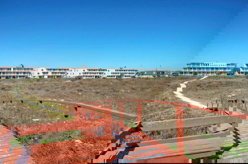 Foto 17 - Beachfront Complex w/ 2 Pools, Tennis Gulf Views Rise N Beach by Avantstay