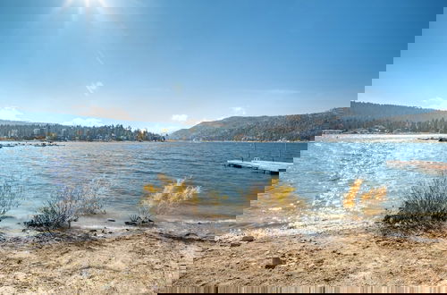 Foto 57 - Water's Edge Estate by Avantstay Large Lakefront Cabin w/ Dock and Hot Tub
