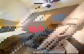 Foto 3 - Water's Edge Estate by Avantstay Large Lakefront Cabin w/ Dock and Hot Tub