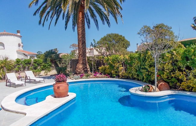 Alluring Holiday Home in Girona With Swimming Pool - Foto 27