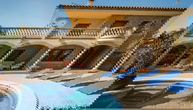 Foto 1 - Alluring Holiday Home in Girona With Swimming Pool