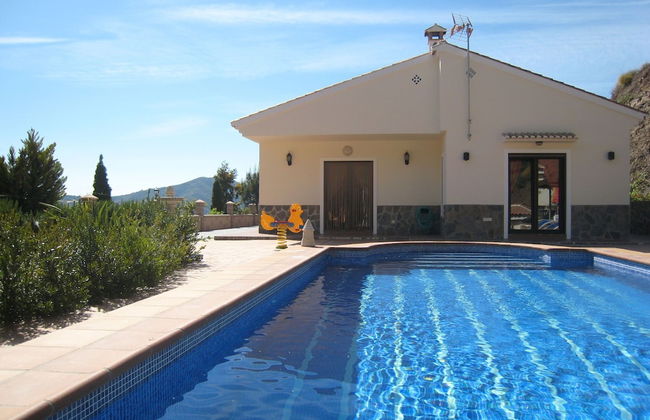 Independent Villa With Private Pool on an Estate in Sayalonga Costa del Sol - Foto 1