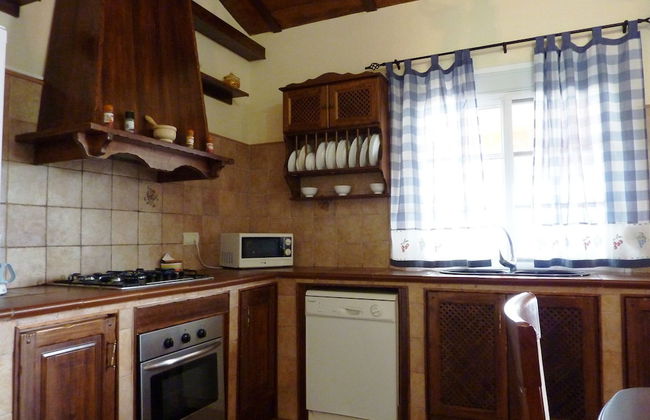 Detached Rural and Rustic House With a Private Swimming Pool - Foto 2