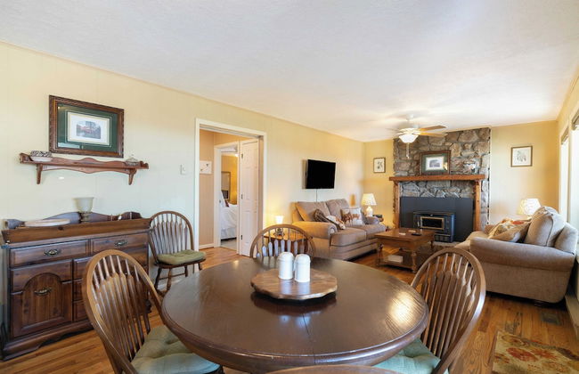 Deck w/ Forest Views, Ping Pong Blue Ridge Mtn Escape Ash Vale by Avantstay - Foto 8