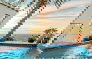 Foto 3 - Beachy Apartment w Pool Ocean Views Beach Steps