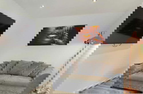 Foto 9 - Cozy Liverpool Apartment With 2 Bedrooms