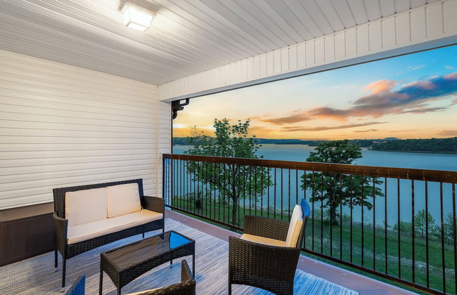Lakefront Oasis Amazing Views! - Photo 13
