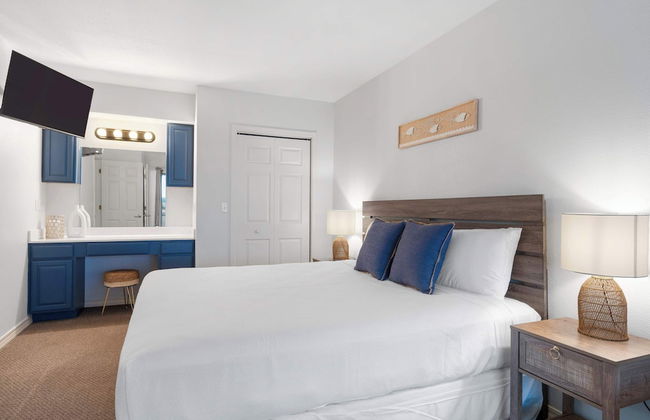 Lakefront Oasis Amazing Views! - Photo 3