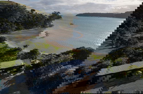 Photo 2 - Wharetana Bay Villa with beach walkway