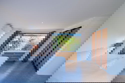 Photo 4 - Wharetana Bay Villa with beach walkway