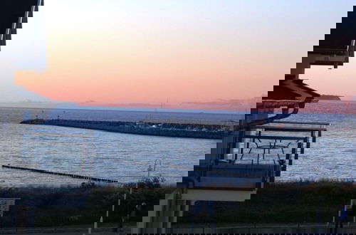 Photo 13 - Beach Apartment With sea Views