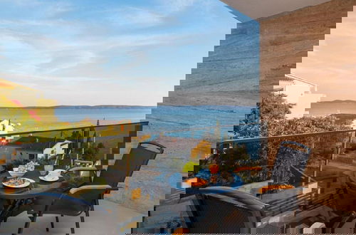 Foto 34 - Luxury Villa With Swimming Pool and Sauna