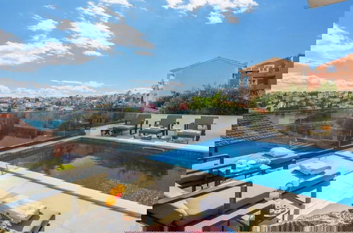 Foto 19 - Luxury Villa With Swimming Pool and Sauna