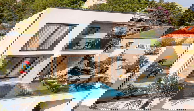 Foto 1 - Luxury Villa With Swimming Pool and Sauna
