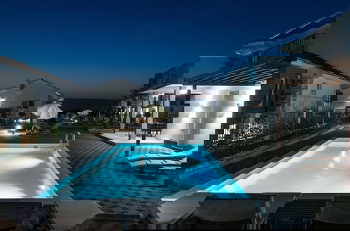 Foto 21 - Modern and Spacious Home With Swimming Pool