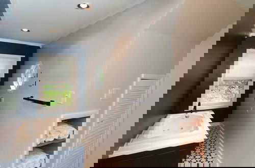 Foto 3 - Honeycomb Hideaway by Avantstay Rustic Retreat