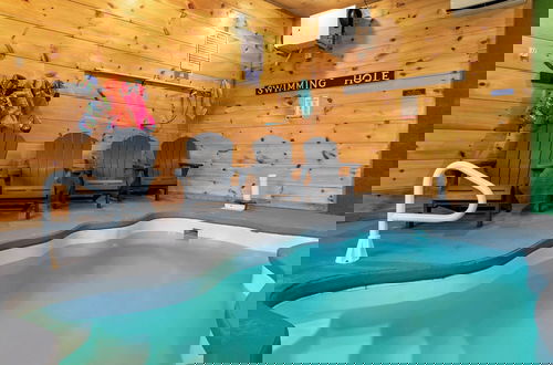 Foto 26 - Modern Cabin w/ Pool, Hot Tub, Games & More!