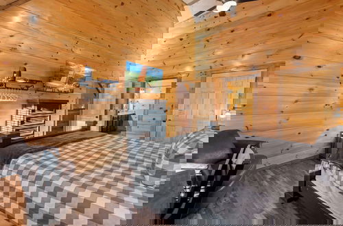 Foto 9 - Modern Cabin w/ Pool, Hot Tub, Games & More!