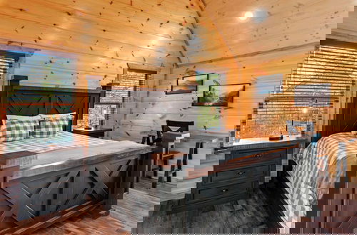 Foto 2 - Modern Cabin w/ Pool, Hot Tub, Games & More!