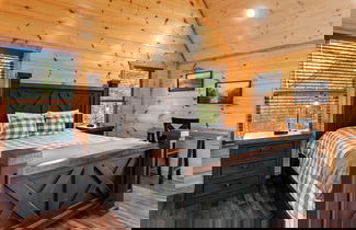 Foto 2 - Modern Cabin w/ Pool, Hot Tub, Games & More!