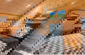 Foto 3 - Modern Cabin w/ Pool, Hot Tub, Games & More!