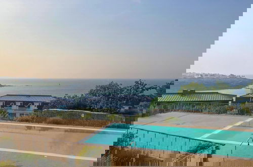 Foto 4 - Apartment With Pool and sea View in Brittany
